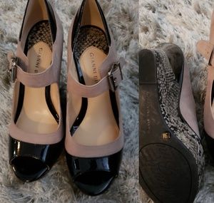 7.5 Gianni Bini Tan & Black Peep Toe Wedge
